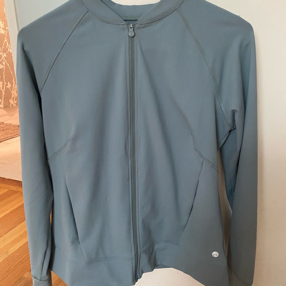 Worn once, not my style or color for skin tone.